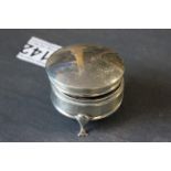 Hallmarked silver trinket box with hinged lid on three feet, Birmingham 1924