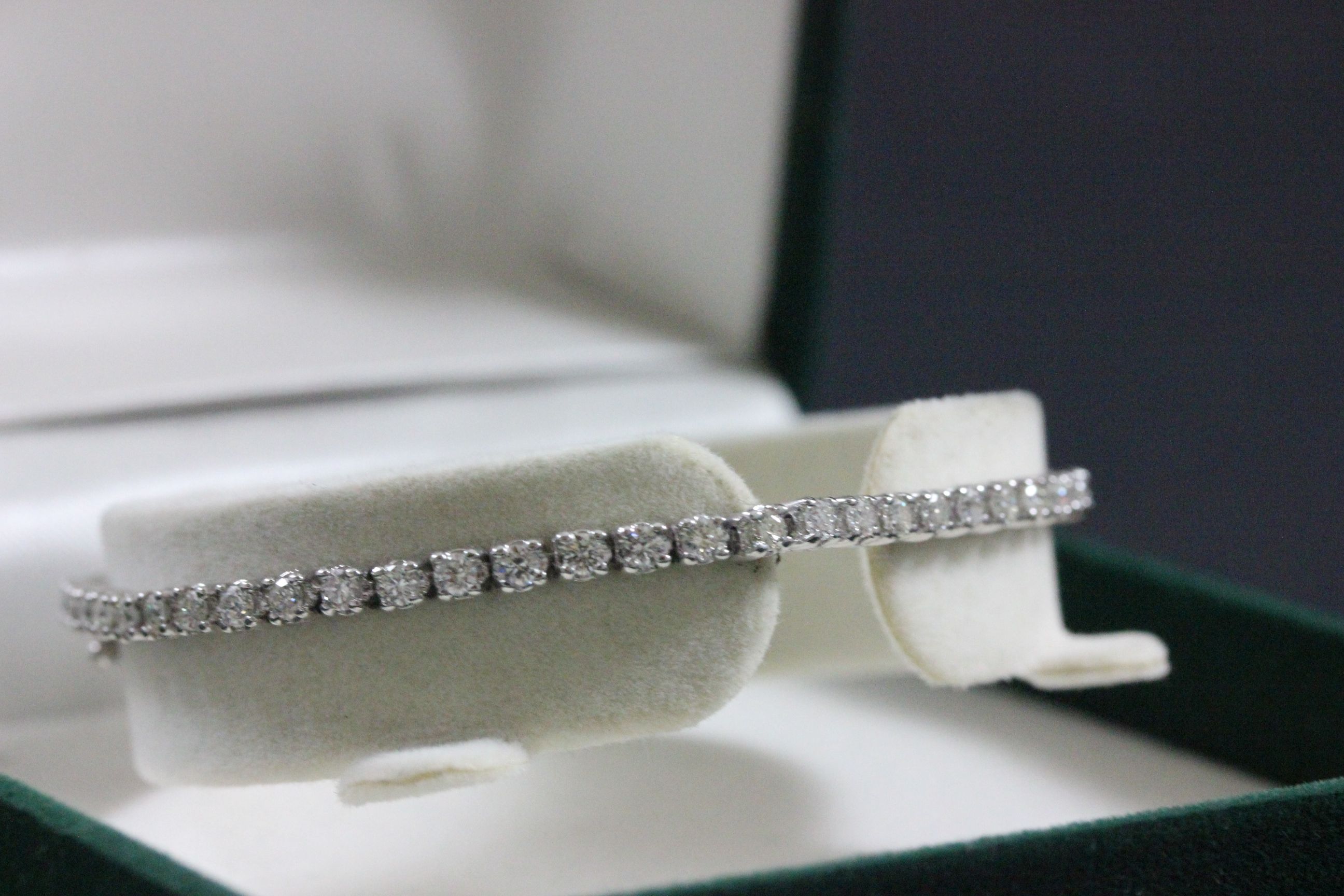 14ct White gold tennis bracelet of 2.5ct's approx