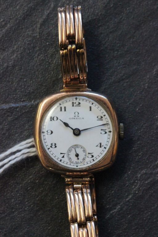 A ladies 1920's 9ct rose gold Omega wrist watch. Serial number 7004583. Case number 6505631.