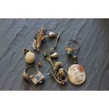 Mix of vintage jewellery items to include 9ct gold brooch, rings, cameo etc