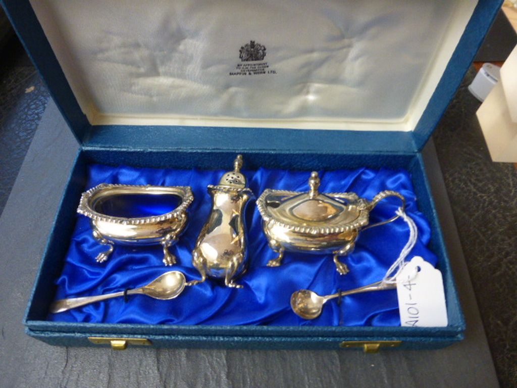 Mappin & Webb cased hallmarked silver cruet set with spoons, Birmingham 1973