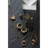 Mix of hallmarked 9ct gold items to include; earrings, bracelet with heart padlock clasp, pendant,