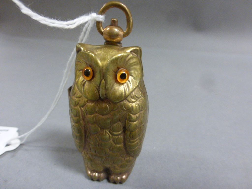 Brass cased owl shaped half and full sovereign case - Image 2 of 2