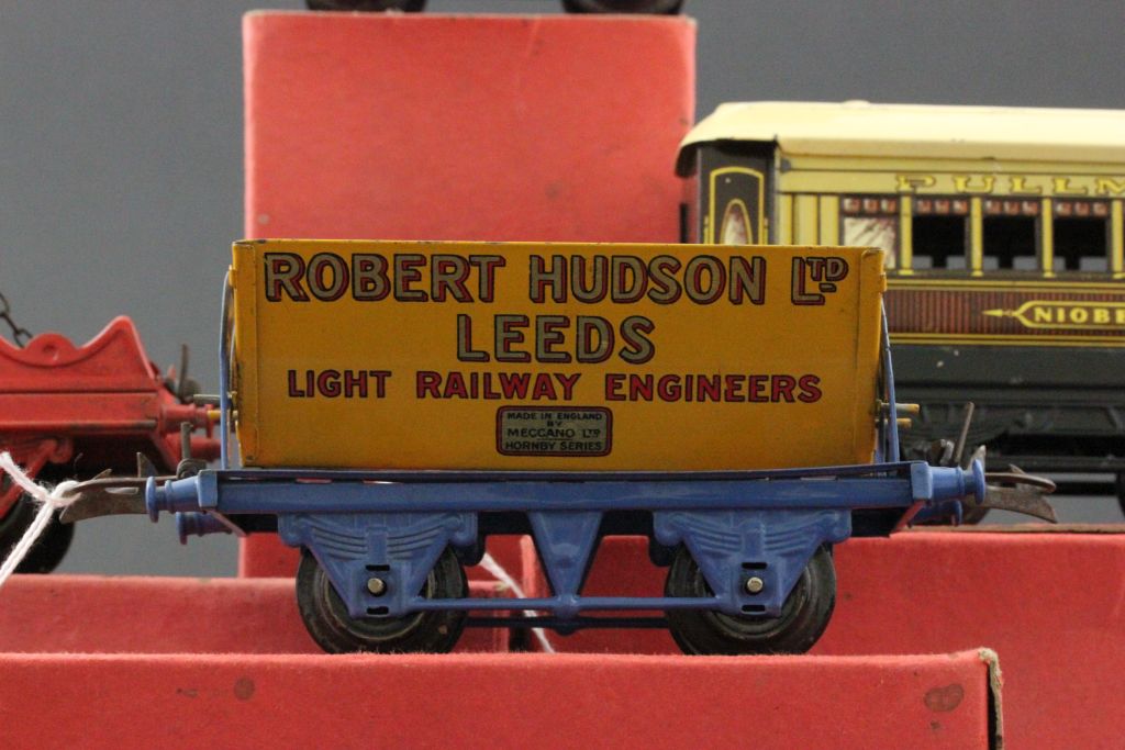 Four boxed Hornby O gauge items of rolling stock to include RS691 Barrell Wagon with 3 x Castrol - Image 2 of 5