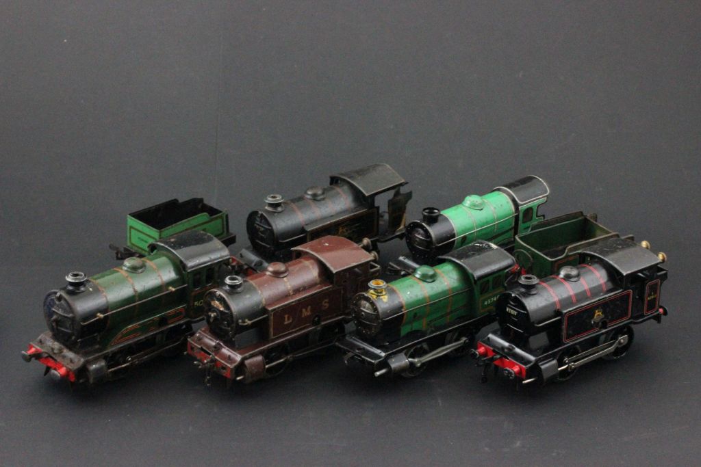 Collection of Hornby O gauge tin plate clockwork model railway to include 6 x engines with two