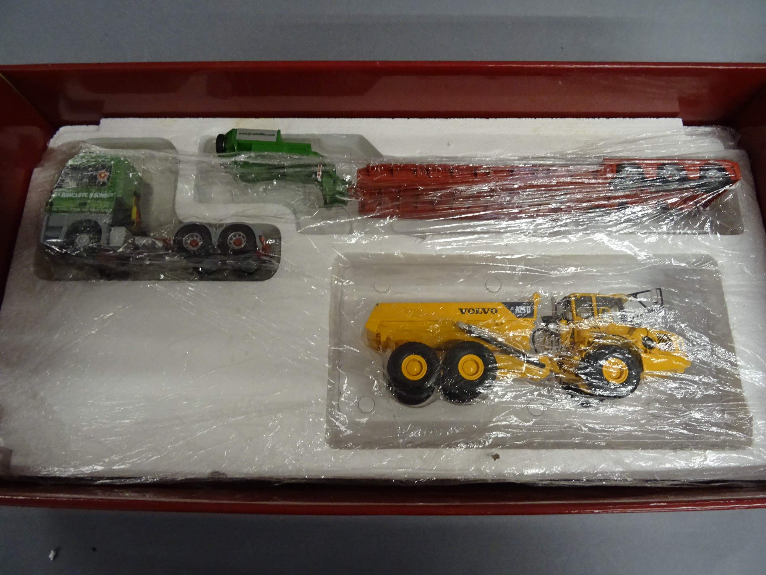 Collection of five construction and haulage vehicles, including; Corgi Classics The Showmans - Image 2 of 2