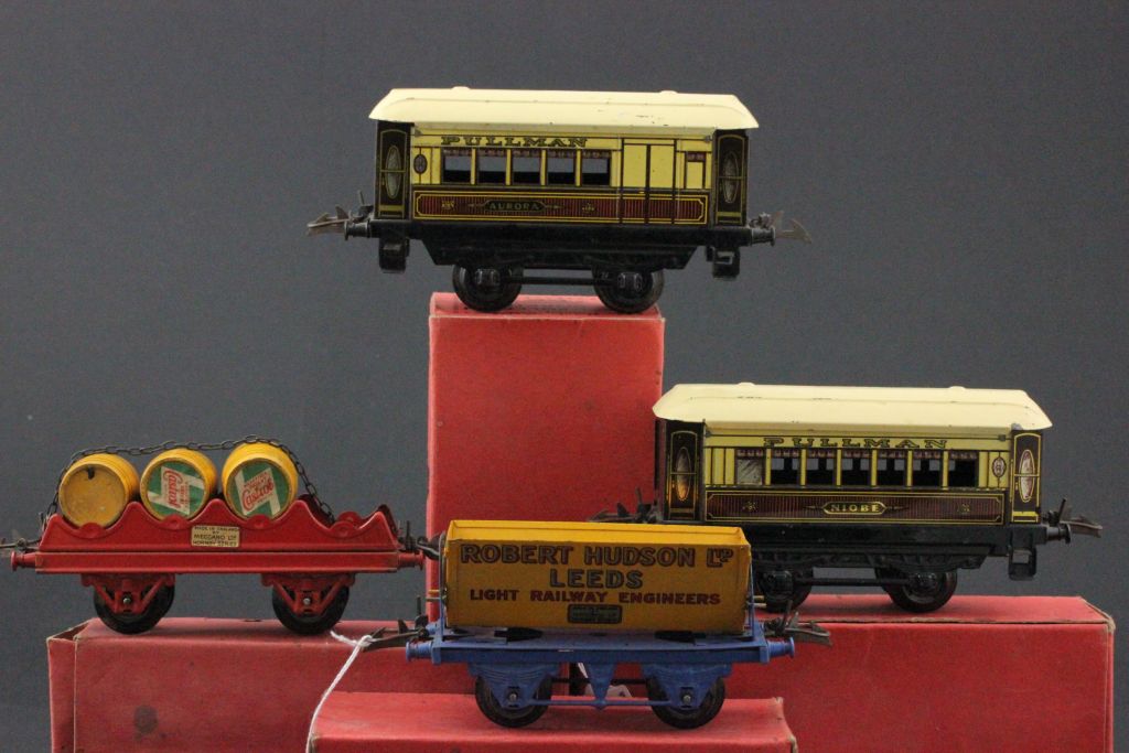 Four boxed Hornby O gauge items of rolling stock to include RS691 Barrell Wagon with 3 x Castrol