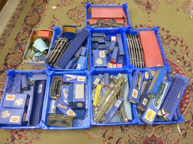 Large group of Hornby Dublo accessories to include many empty boxes, track etc plus Hornby O gauge