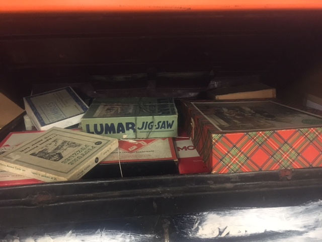 A collection of vintage games, in a tin trunk - Image 3 of 3