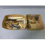 Box of vintage collectable knives plus four vintage bottle stoppers