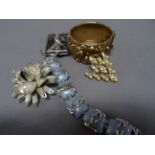 Small amount of vintage costume jewellery