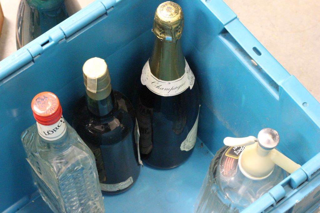 Box of mixed alcohol & soda syphons to include a bottle of Laithwaite Champagne - Image 2 of 3