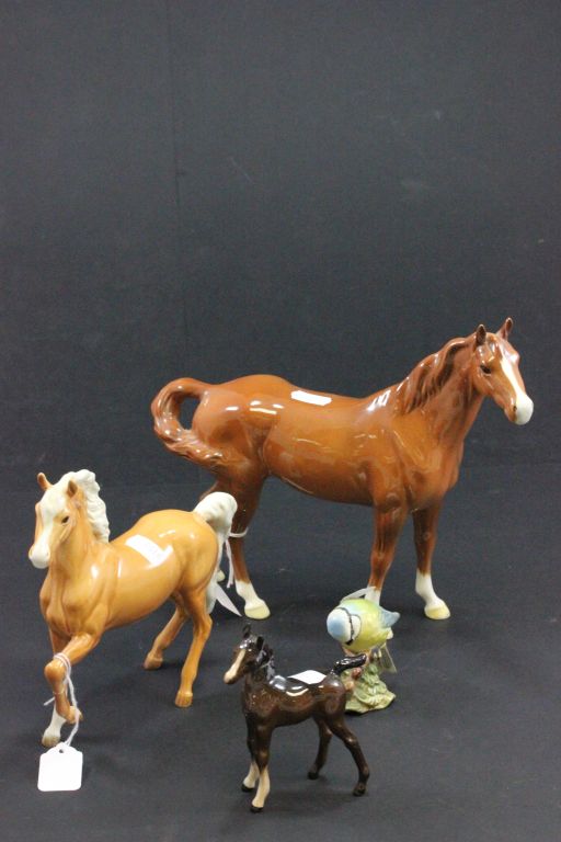 Chestnut Beswick horse with swish tail, Beswick Palomino horse, foal & blue tit model 992