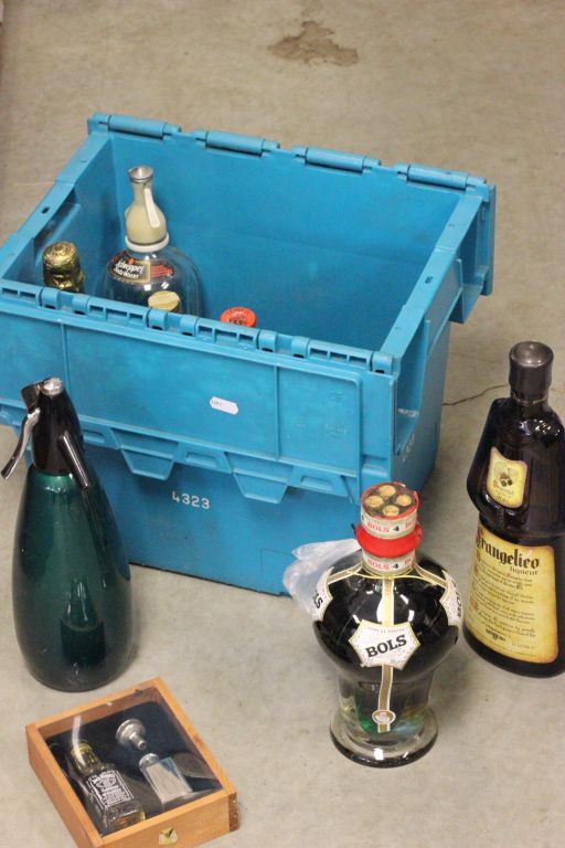 Box of mixed alcohol & soda syphons to include a bottle of Laithwaite Champagne