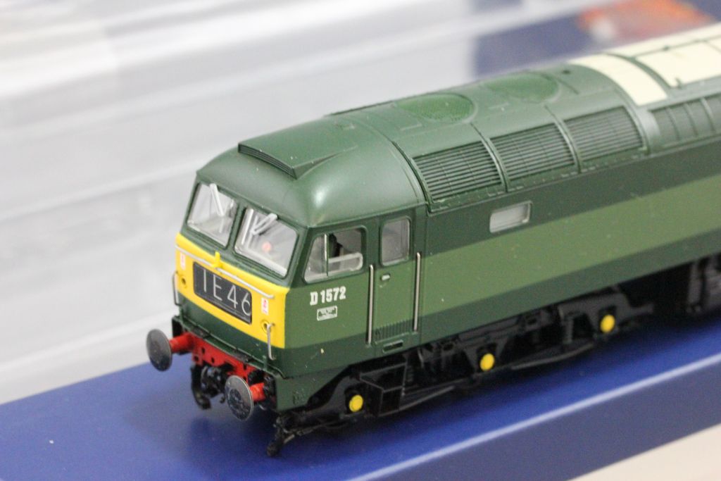 Boxed Bachmann OO gauge 32-804 Class 47 Diesel D1572 BR Two tone green engine - Image 2 of 3