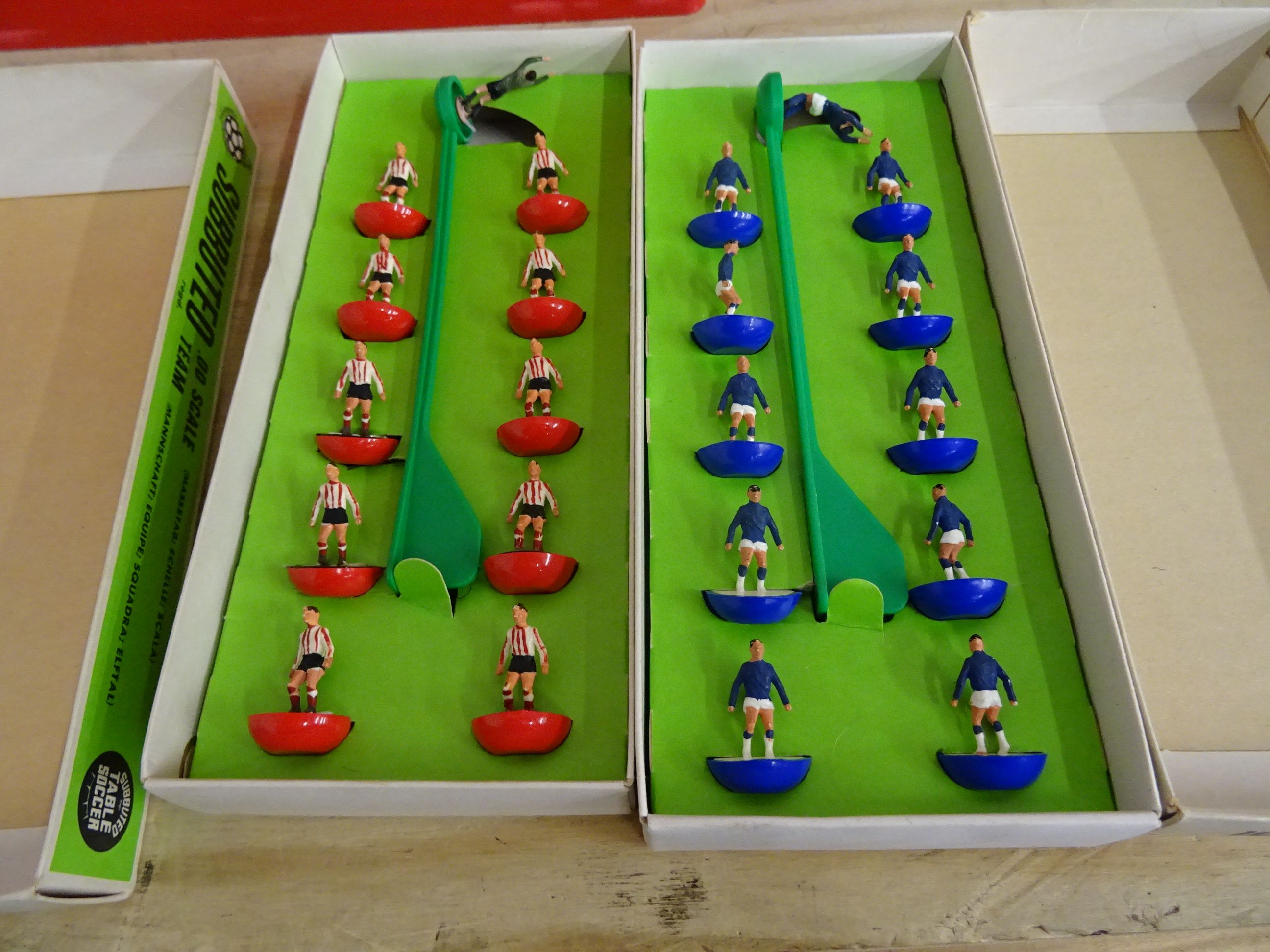 Good collection of HW Subbuteo teams in various states of completeness, overall condition of players - Image 9 of 11