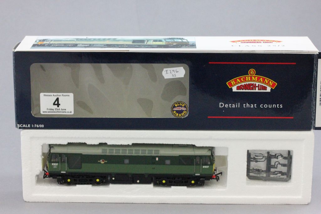 Boxed Bachmann OO gauge 32-413 Class 25/2 Diesel D5237 BR Two tone green engine