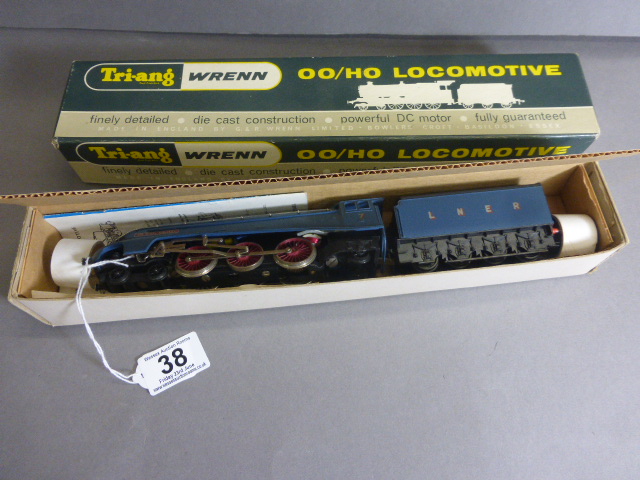 Boxed Triang Wrenn OO gauge W2212 Sir Nigel Gresley locomotive and tender - Image 2 of 2