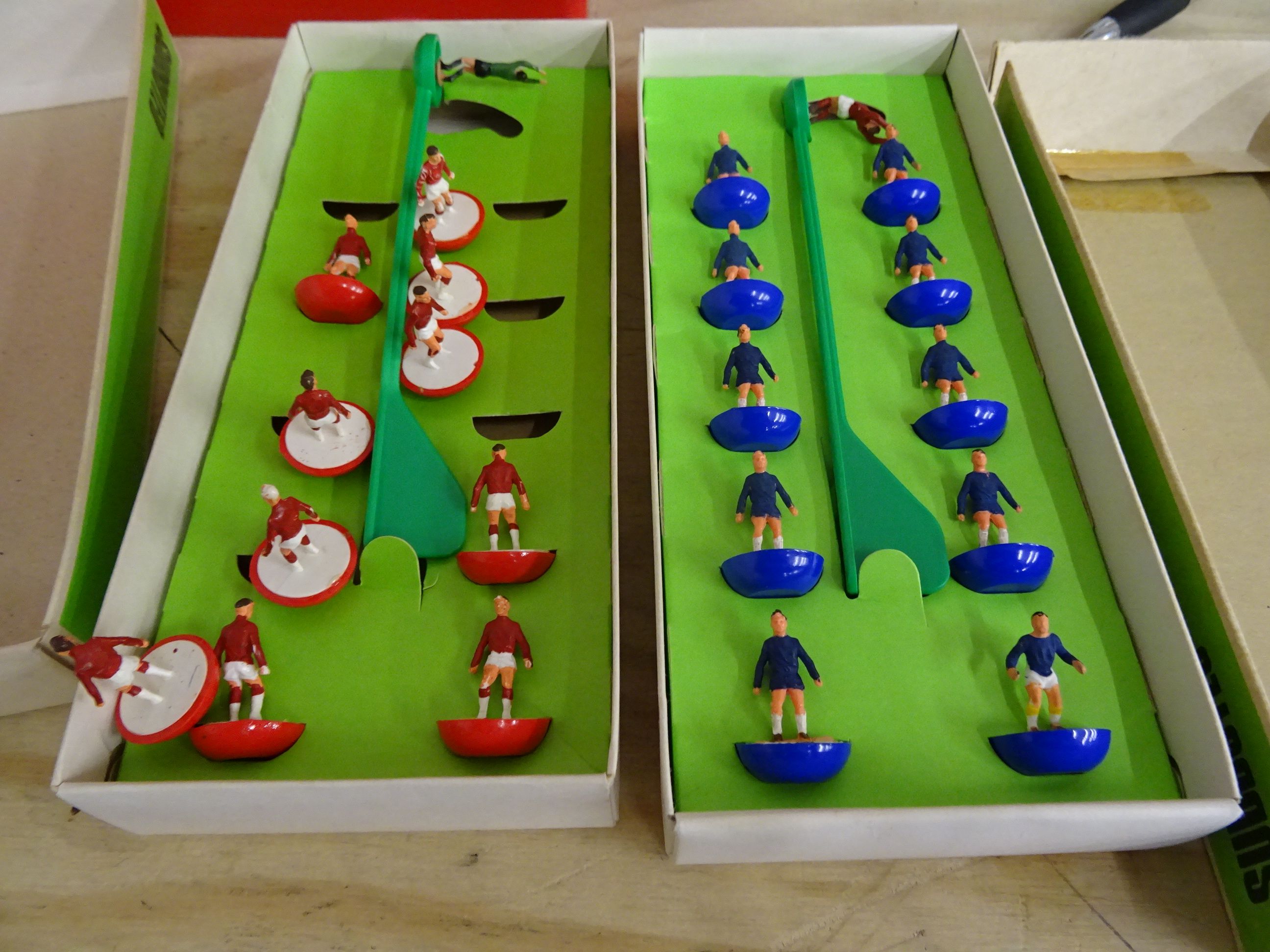 Good collection of HW Subbuteo teams in various states of completeness, overall condition of players - Image 11 of 11
