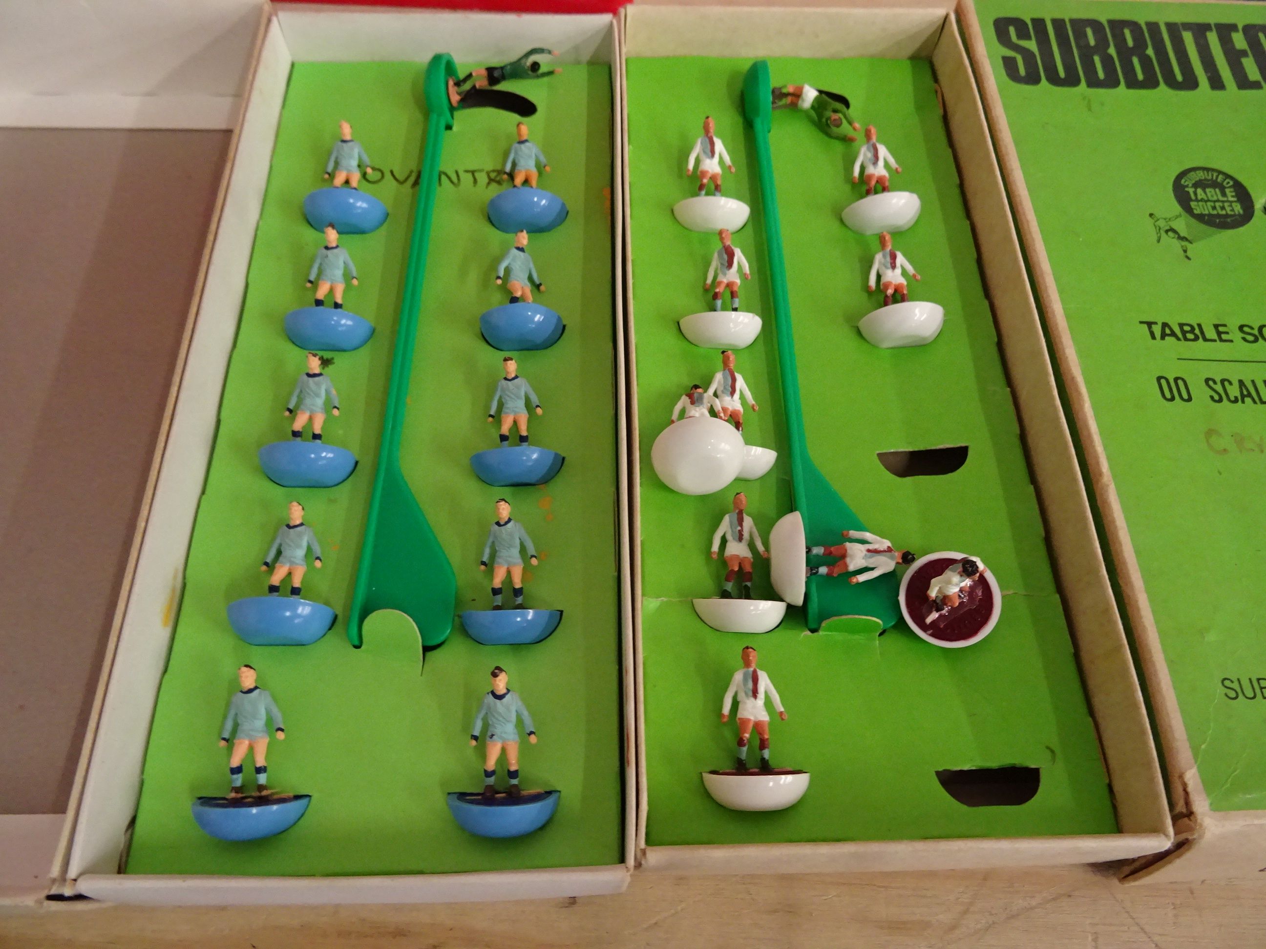 Good collection of HW Subbuteo teams in various states of completeness, overall condition of players - Image 7 of 11