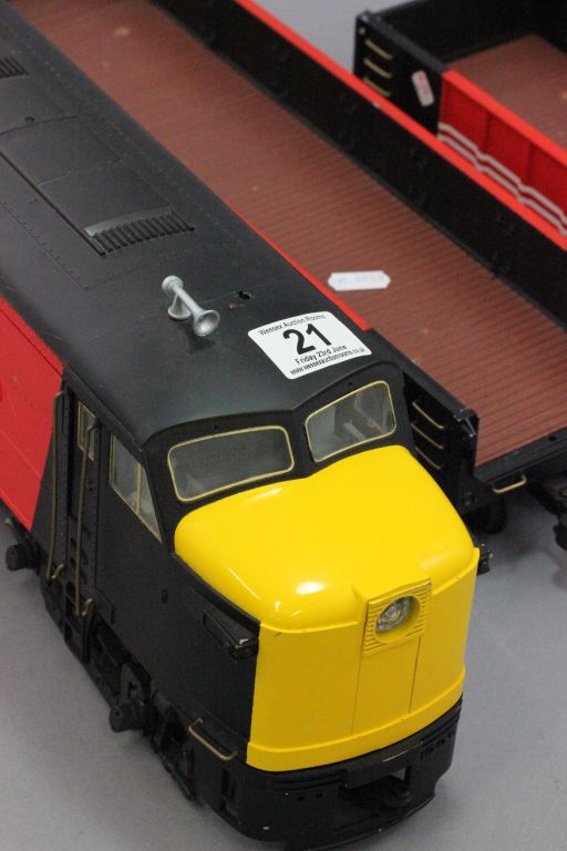 O gauge electric Virgin locomotive and two trailers, engine unmarked and trailers marked Aristo - Image 3 of 4