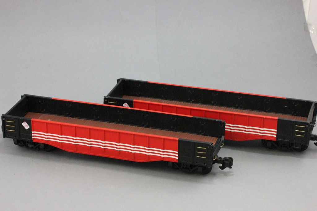 O gauge electric Virgin locomotive and two trailers, engine unmarked and trailers marked Aristo - Image 2 of 4