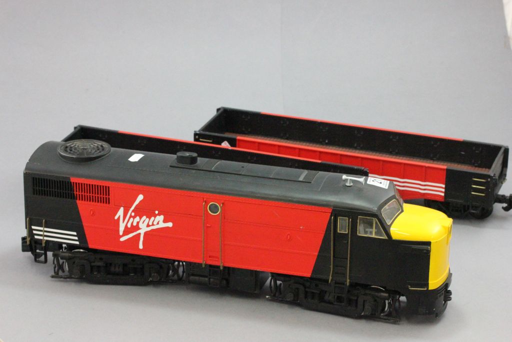 O gauge electric Virgin locomotive and two trailers, engine unmarked and trailers marked Aristo