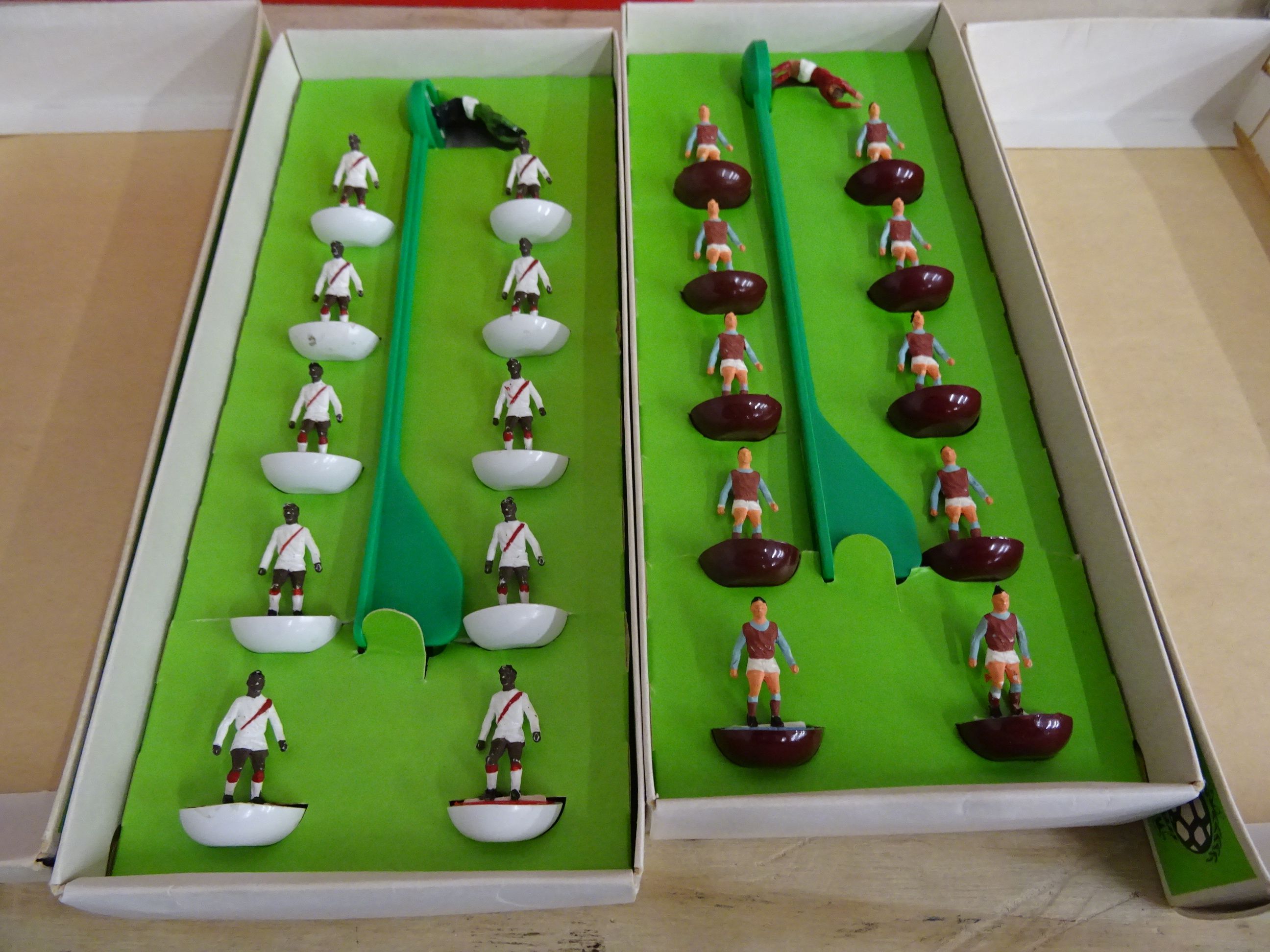 Good collection of HW Subbuteo teams in various states of completeness, overall condition of players - Image 8 of 11
