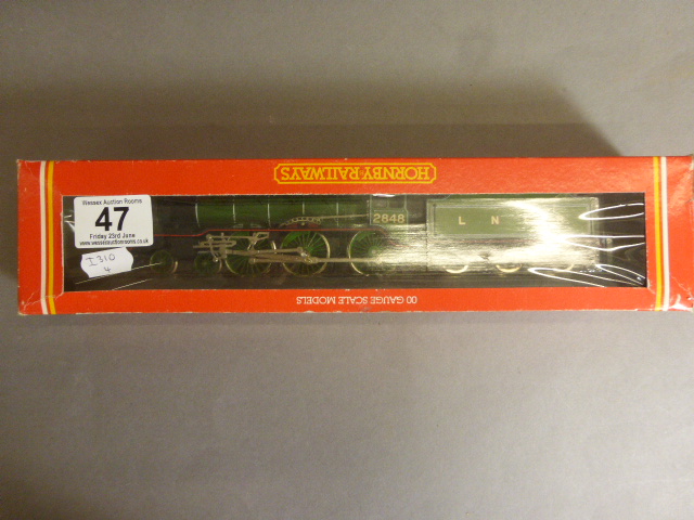 Boxed Hornby OO gauge R188 LNER 4-6-0 Loco Class B17/4 Arsenal