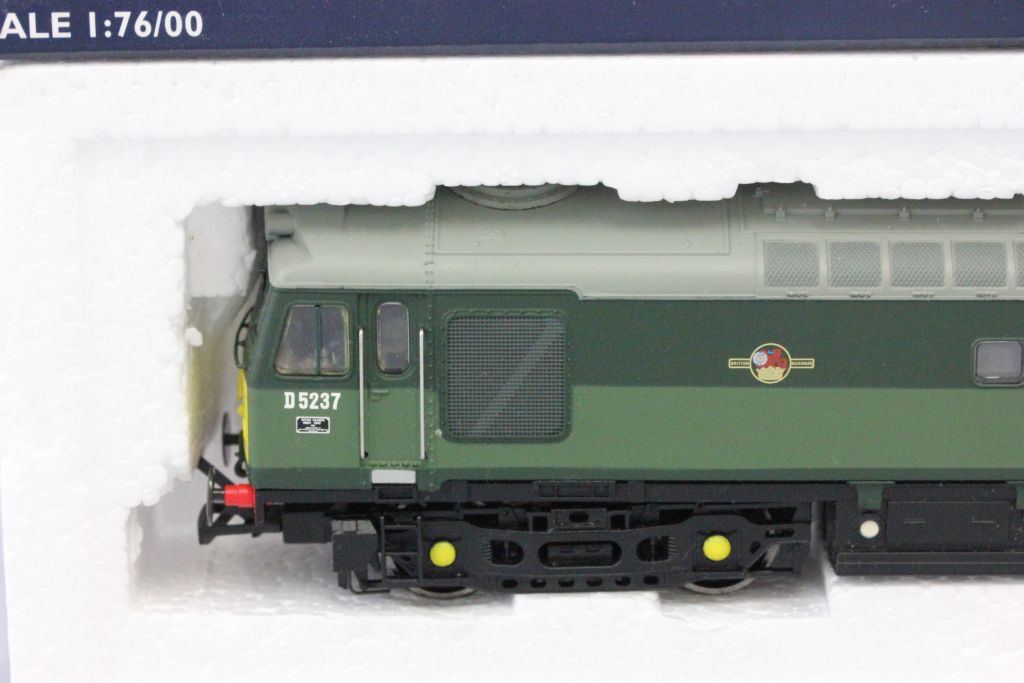 Boxed Bachmann OO gauge 32-413 Class 25/2 Diesel D5237 BR Two tone green engine - Image 2 of 2