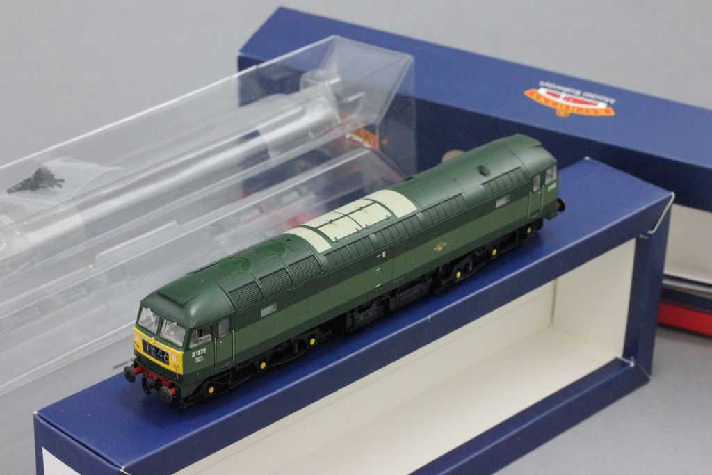 Boxed Bachmann OO gauge 32-804 Class 47 Diesel D1572 BR Two tone green engine