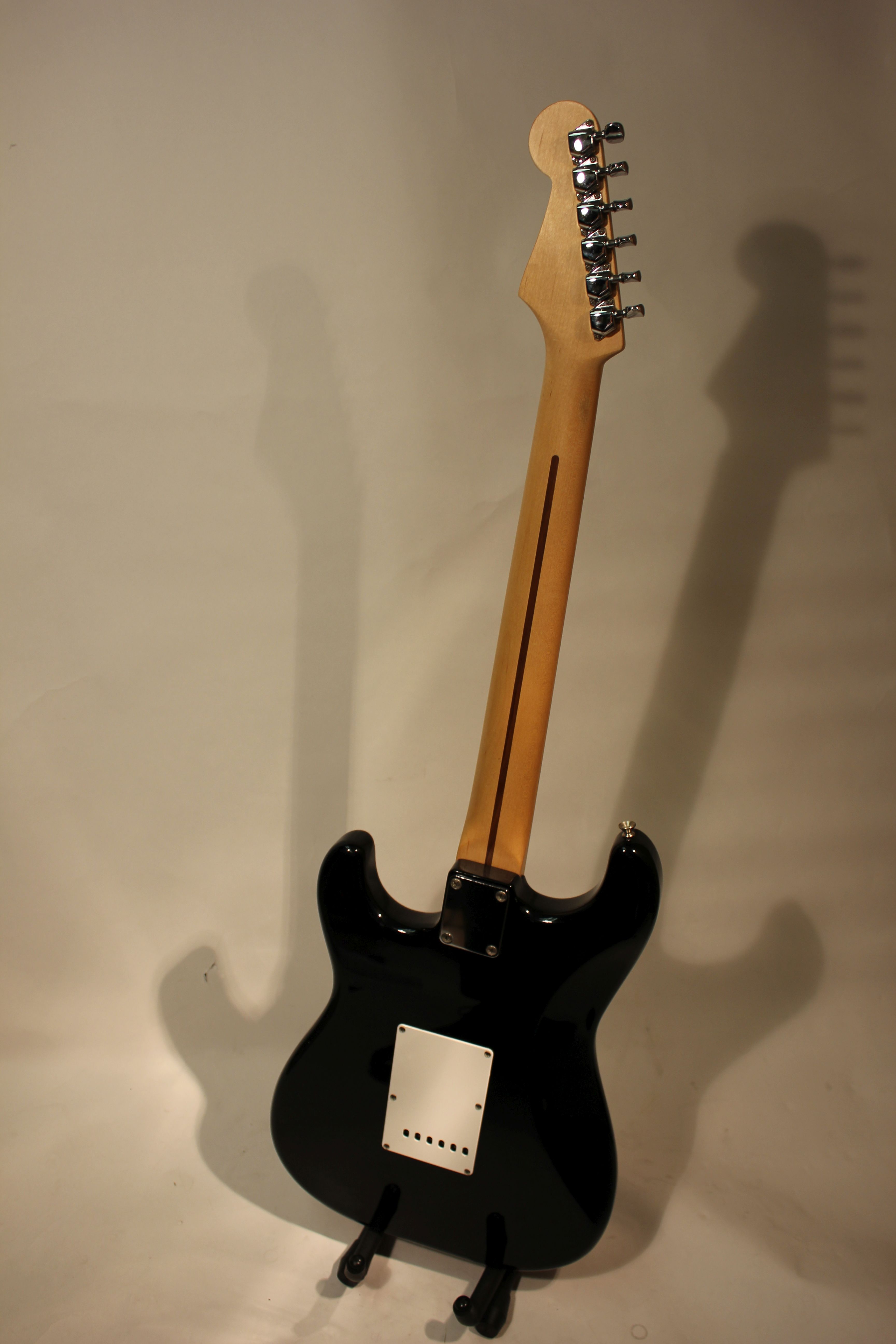 Guitar - 1993 Fender Squier Stratocaster guitar Made in Japan, good condition with low action - Image 6 of 6