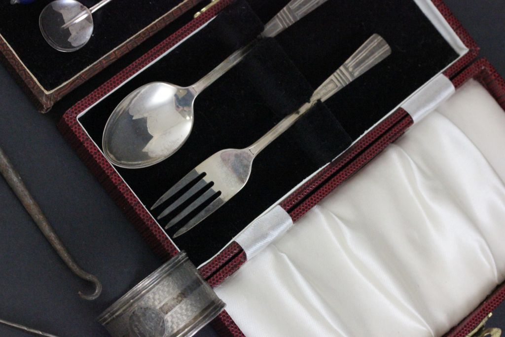 Silver Hallmarked Coffee Bean Spoons, Silver Fork and Spoon Set, Napkin Ring, Sugar Nips and Four - Bild 4 aus 4