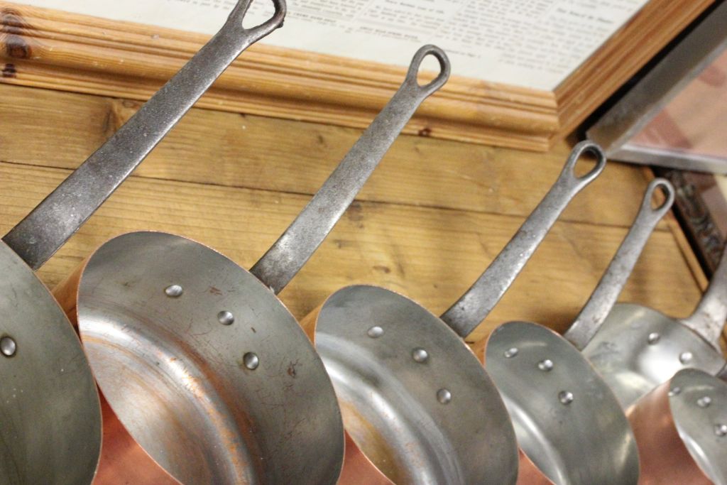 Set of Five French Copper Graduating Saucepans plus Matching Frying Pan, all the Iron Handles and - Image 2 of 2