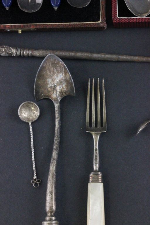 Silver Hallmarked Coffee Bean Spoons, Silver Fork and Spoon Set, Napkin Ring, Sugar Nips and Four - Bild 2 aus 4