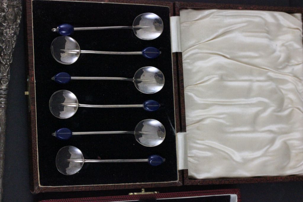 Silver Hallmarked Coffee Bean Spoons, Silver Fork and Spoon Set, Napkin Ring, Sugar Nips and Four - Bild 3 aus 4