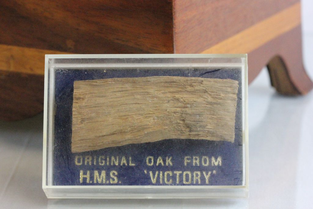 Wooden humidor type box containing two vintage Naval collectable items - Image 3 of 4
