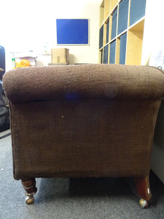 A brown upholstered chesterfield style sofa. - Image 3 of 3