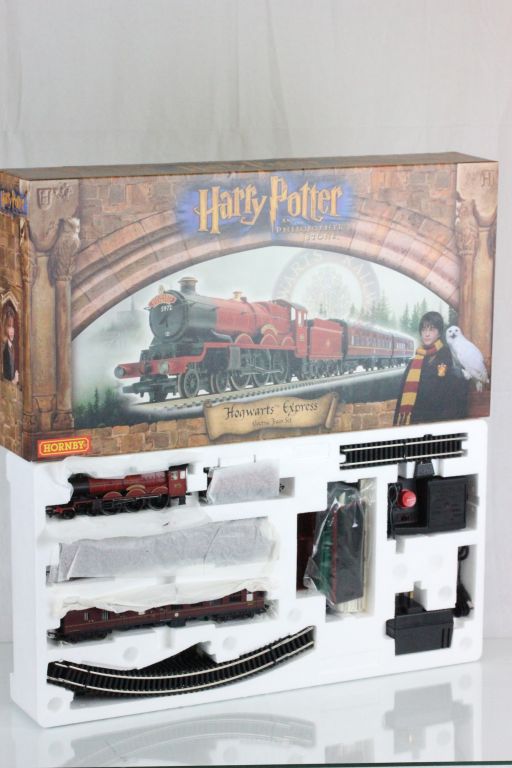 Boxed Hornby OO gauge Harry Potter and The Philosopher's Stone Hogwarts Express electric train