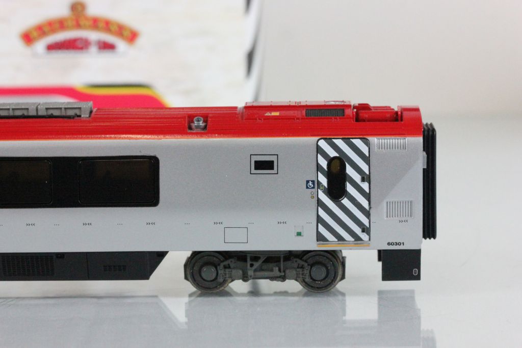 Boxed Bachmann OO gauge 32600 Class 220 Virgin Voyager (Non Tilt) 4 Car Demu 'Maiden Voyager' set - Image 3 of 4