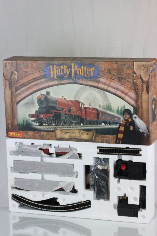 Boxed Hornby OO gauge Harry Potter and The Philosopher's Stone Hogwarts Express electric train