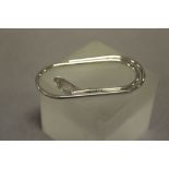 A large silver golf club shaped money clip