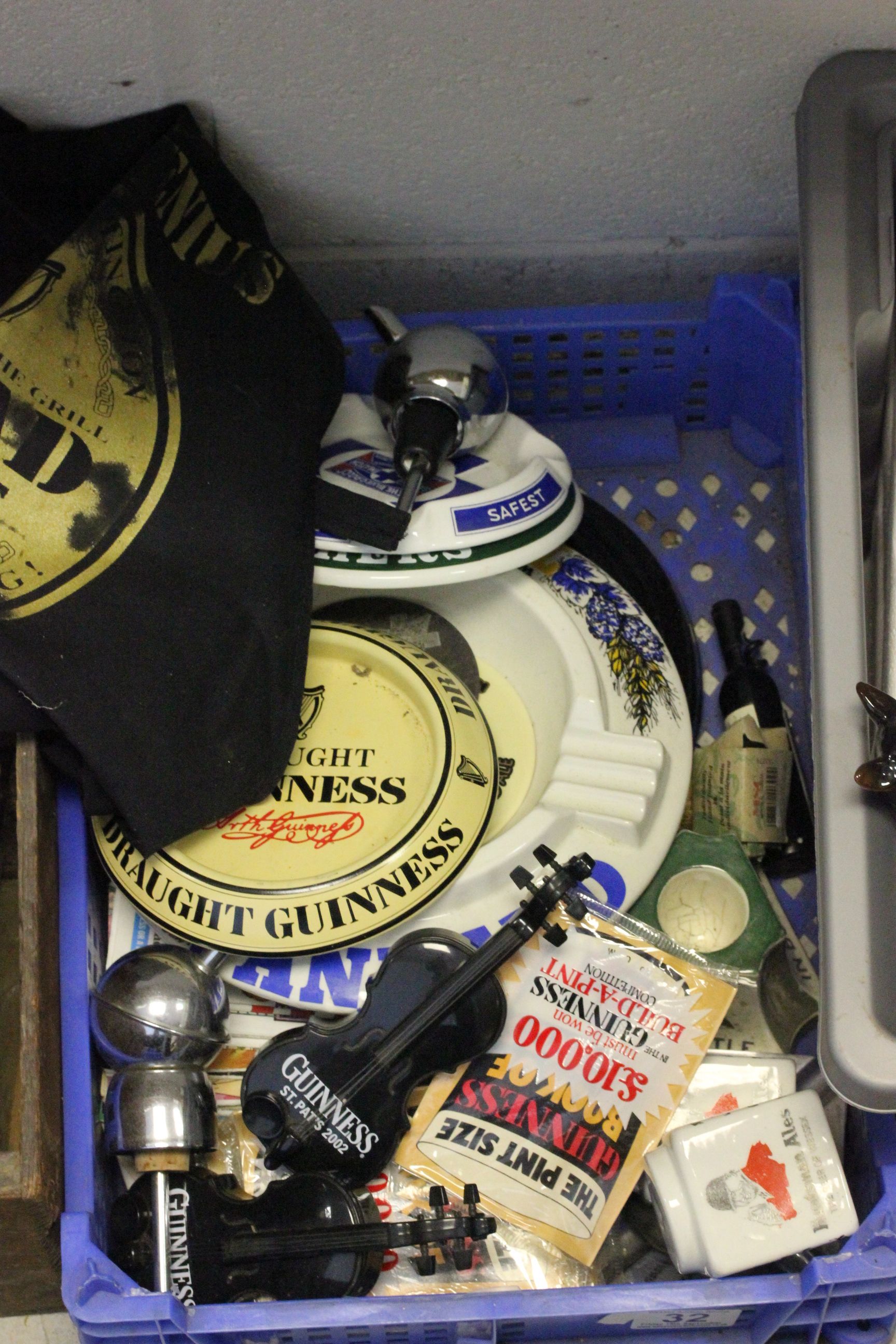 Tray of vintage pub related collectables to include Guinness