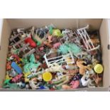 Box of farm & zoo animals to include vintage Britains