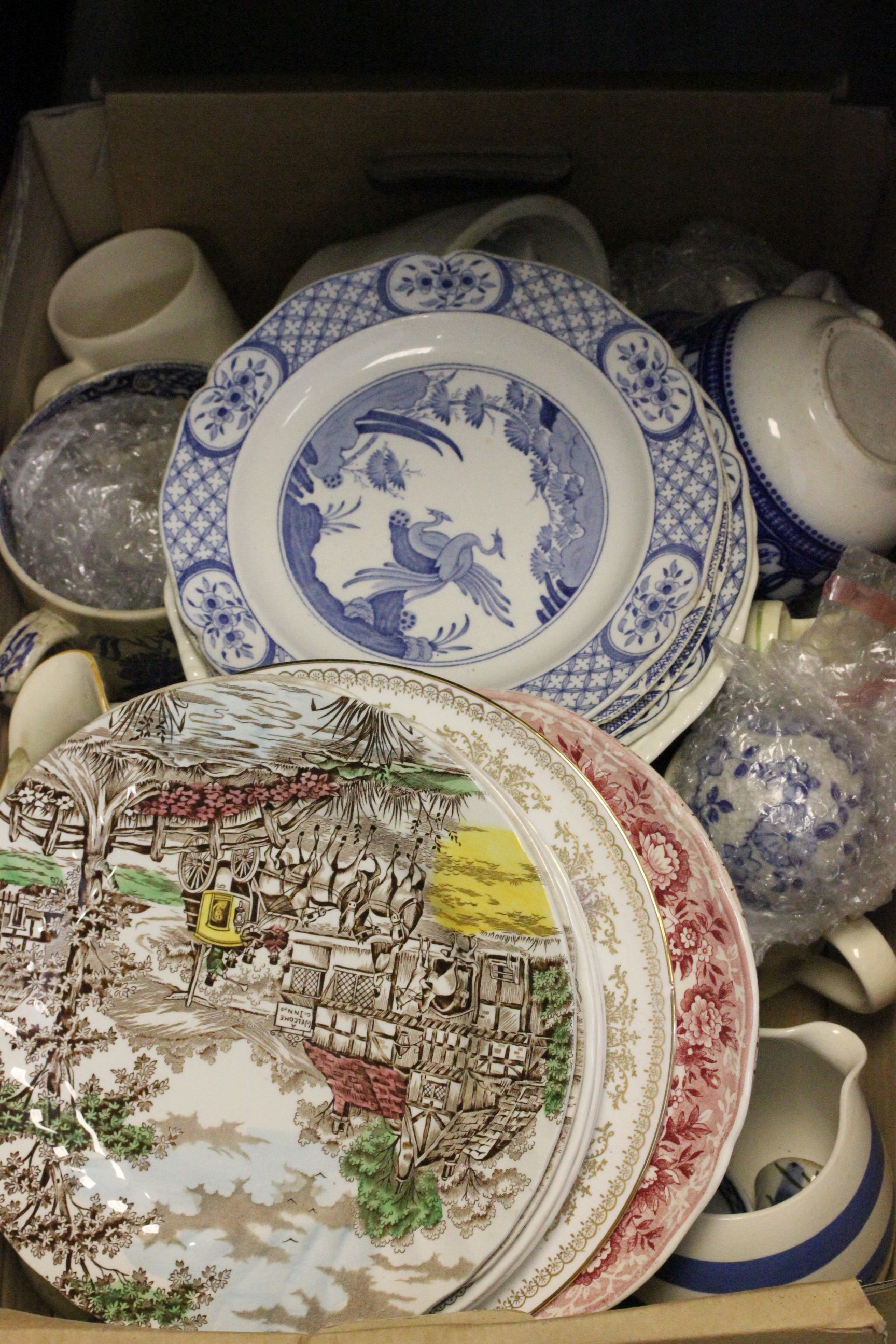 Box of vintage ceramics to include blue & white