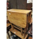 Arts and Crafts Small Oak Pegged Gate-leg Table