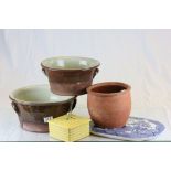 Collection of pottery & ceramics to include a large Willow pattern drainer