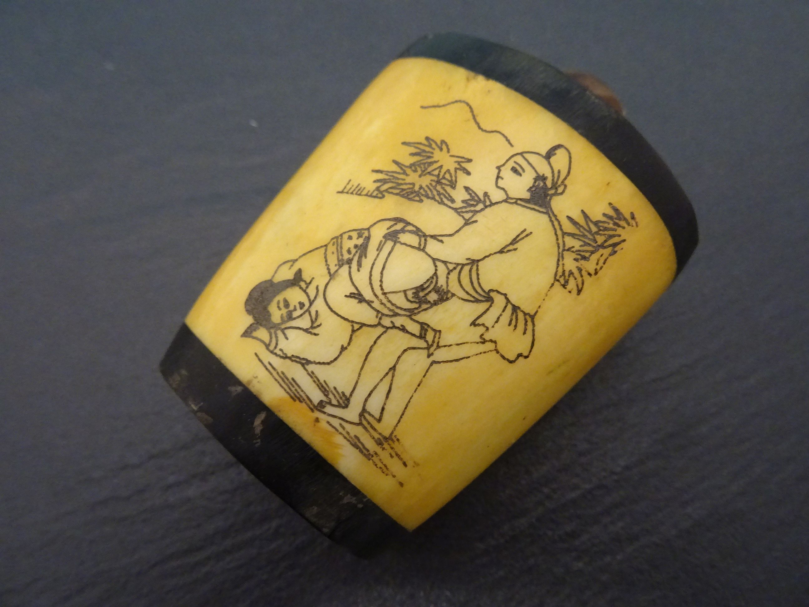 Wood and bone snuff bottle decorated with erotic scenes - Image 3 of 5