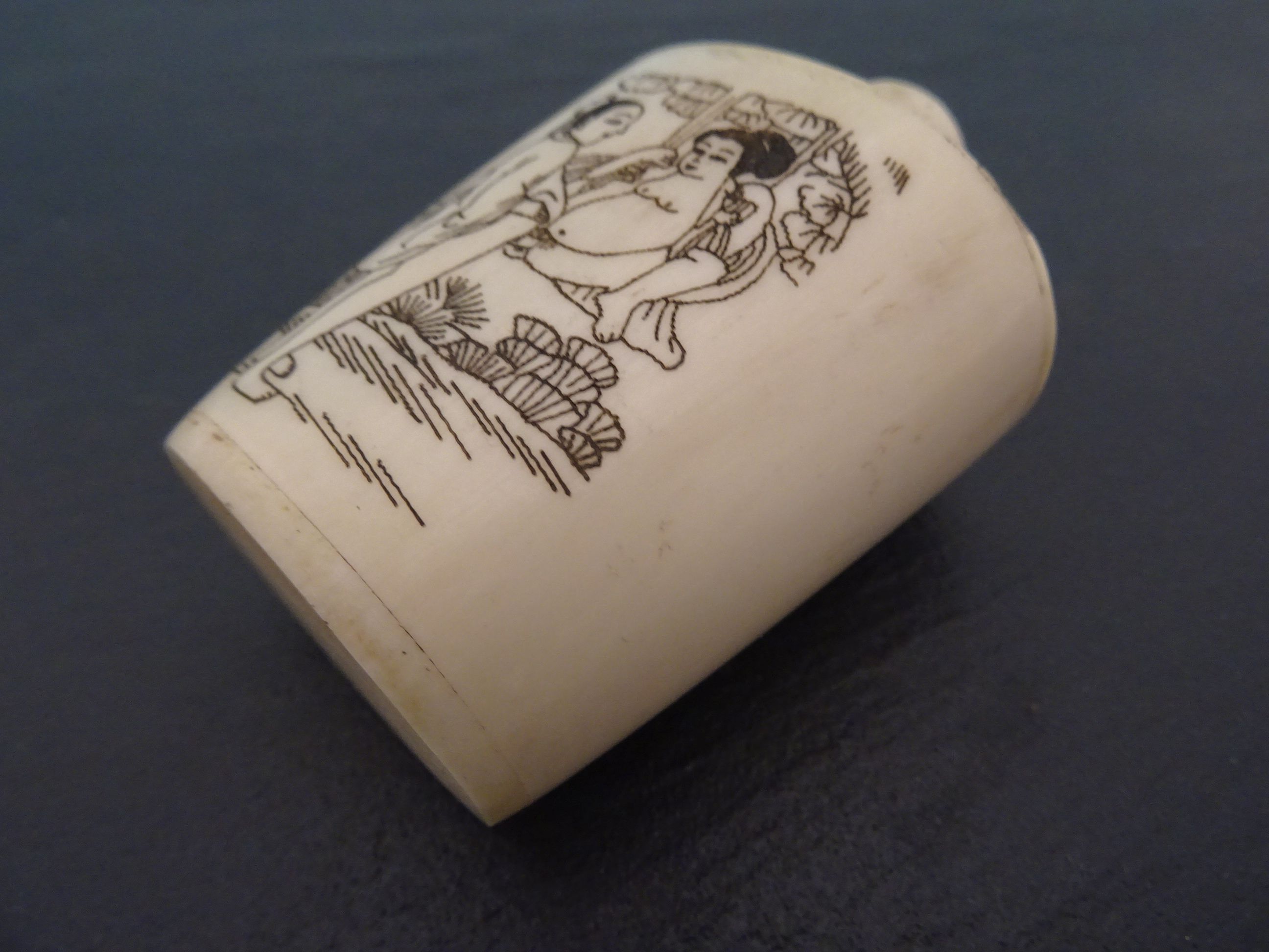 Bone snuff bottle decorated with erotic scenes - Image 3 of 3