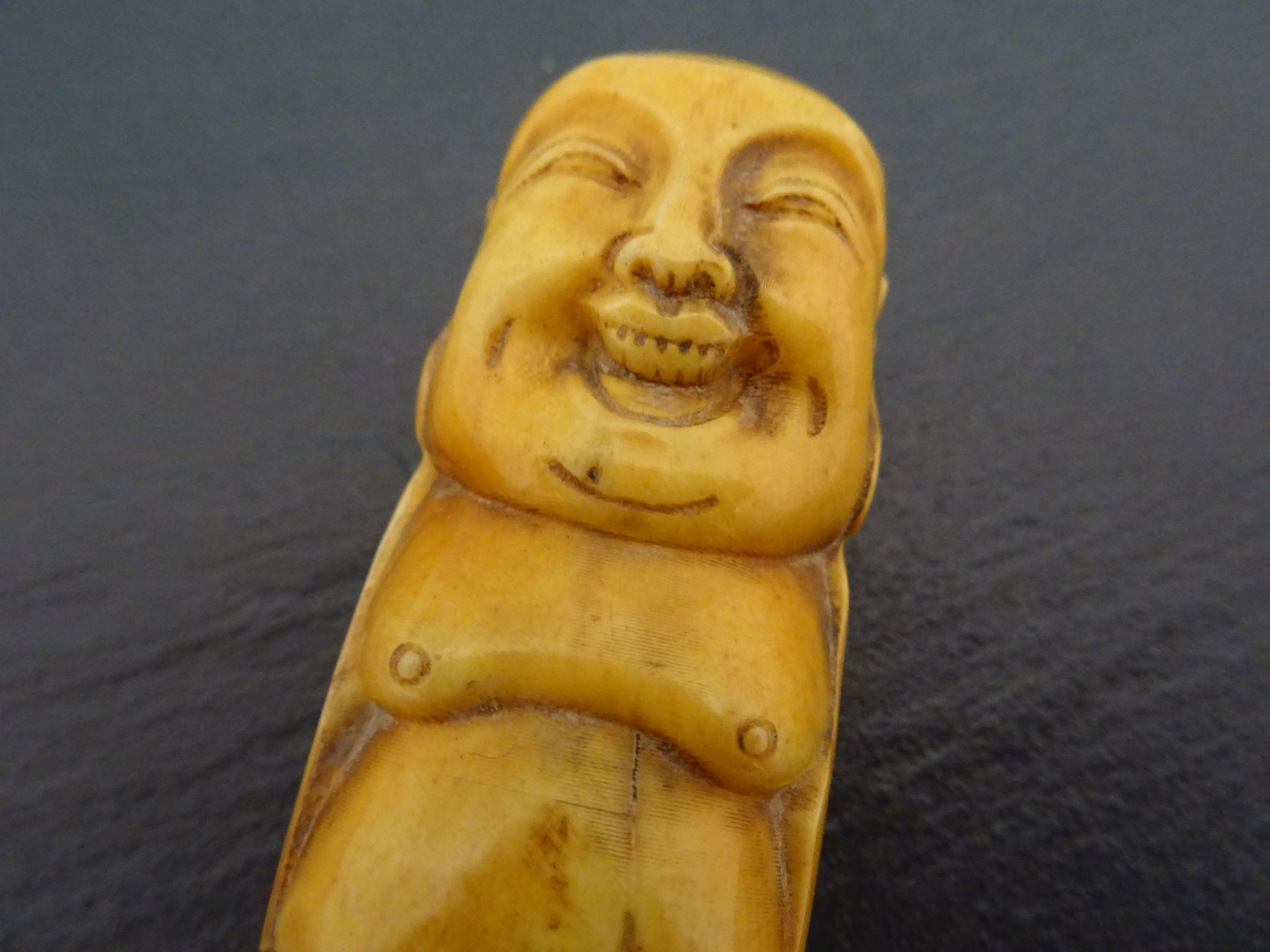 Bone scoop spoon in the form of a Buddha - Image 2 of 4